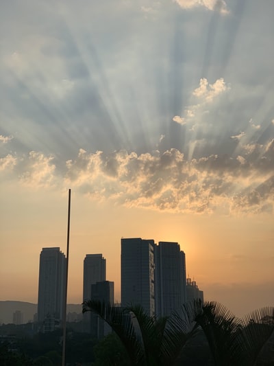 白天白云蓝天下的高层建筑